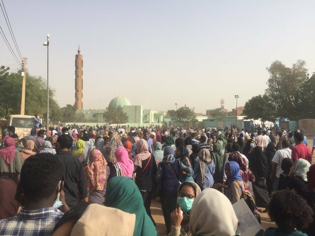 حبس یک هفته‌ای دختر رهبر اپوزیسیون سودان در میان تداوم تظاهرات معترضان