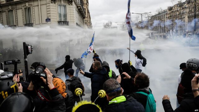 برخورد پلیس با تظاهرکنندگان جلیقه زرد در پاریس