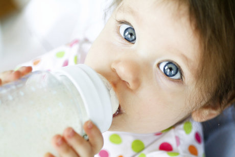شیر خشک خطر چاقیِ نوزاد را افزایش می‌دهد