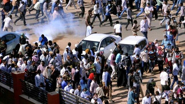 استفاده پلیس سودان از گاز اشک‌آور علیه معترضان