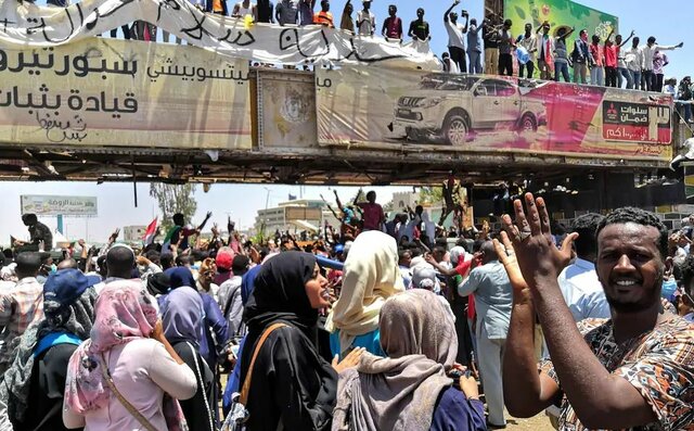 دختری که نماد انقلاب سودان شد