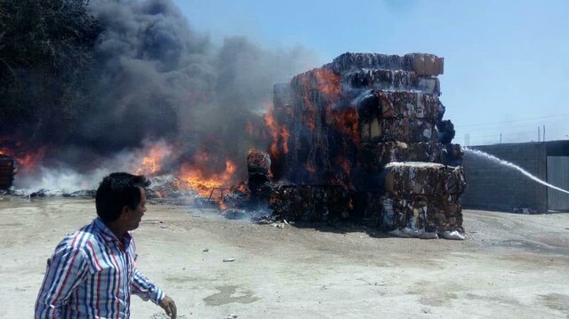 مهار آتش سوزی در انبار ضایعات شهر بنک کنگان