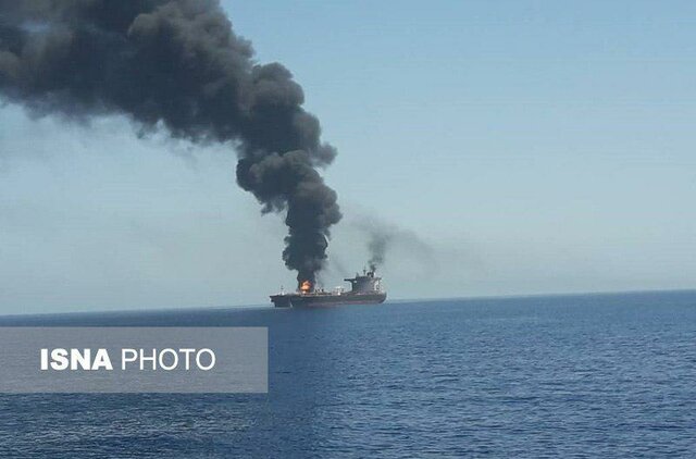 نجات 44 ‌دریانورد خارجی ‌حادثه آتش سوزی ‌دو نفتکش در دریای عمان