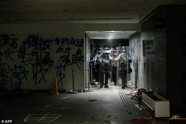 رهبر هنگ کنگ “خشونت بیش از حد” معترضان را محکوم کرد/ واکنش تند رسانه‌های چین