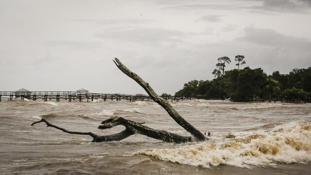 خطر سیل‌ در ایالات جنوبی آمریکا به دنبال طوفان “بَری”