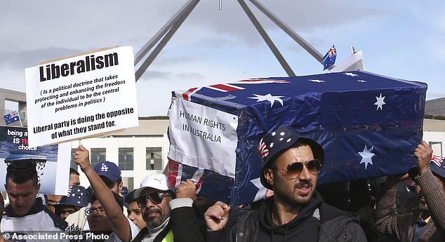 تظاهرات صدها پناهجوی معترض در مقابل پارلمان استرالیا