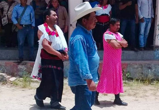 مکزیکی‌ها شهردارشان را وادار به گدایی با لباس زنانه کردند!