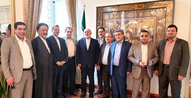 حضور تعدادی از مدیران مسئول روزنامه‌های سراسری در دفتر ظریف