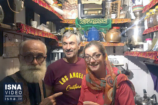 ویدئو / نذری کوچکترین قهوه‌خانه تهران به گردشگران خارجی