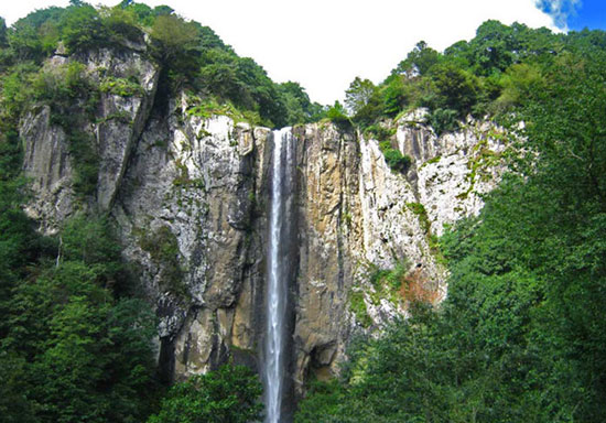 آبشار لاتون آستارا؛ صدای جریان آب در قلب طبیعت!
