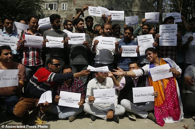تحصن روزنامه‌نگاران در کشمیر در اعتراض به قطعی راه‌های ارتباطی