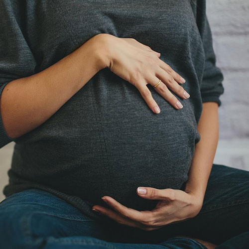 گریه‌کردن در دوران بارداری؛ دلایل و راهکار‌های آن