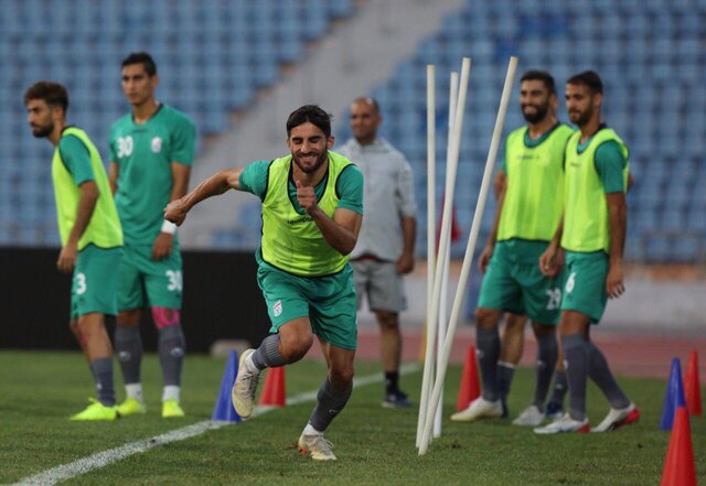 دیدار صمیمی بازیکنان ایران و عراق در آخرین تمرین دو تیم + عکس