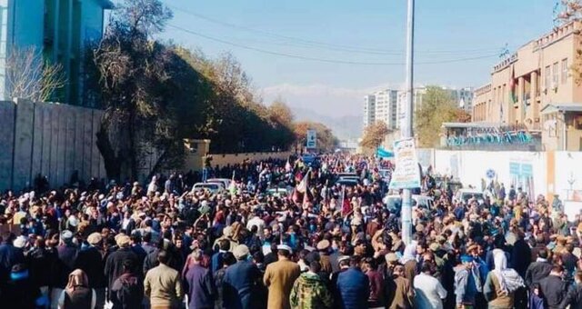 هزاران تن از هواداران عبدالله در کابل علیه “تقلب انتخاباتی” تظاهرات کردند