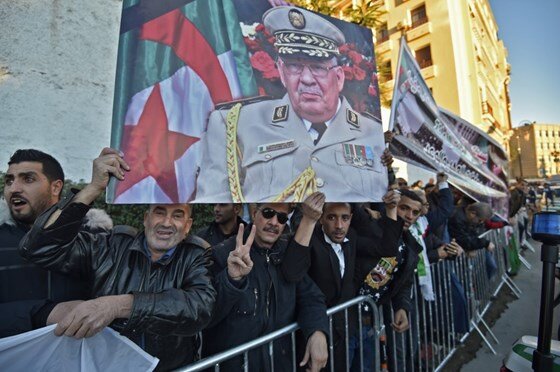 پیکر فرمانده ارتش الجزایر در مراسم رسمی تشییع شد