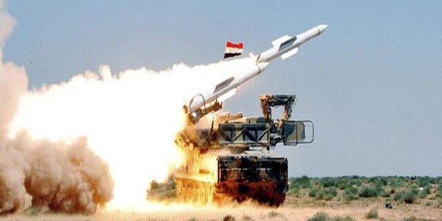 پدافند هوایی سوریه چندین موشک و پهپاد شلیک‌شده به پایگاه “تی فور” را ساقط کرد