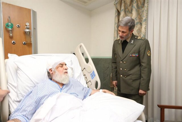 عیادت وزیر دفاع از رئیس بنیاد شهید و امور ایثارگران
