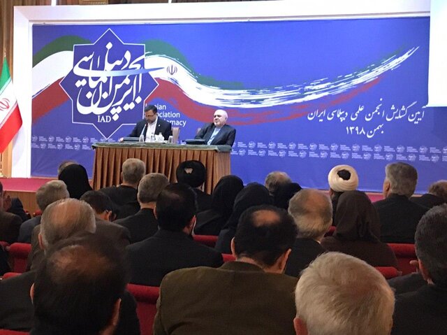 ظریف: دیپلماسی ابزار کاستن از هزینه‌ها است
