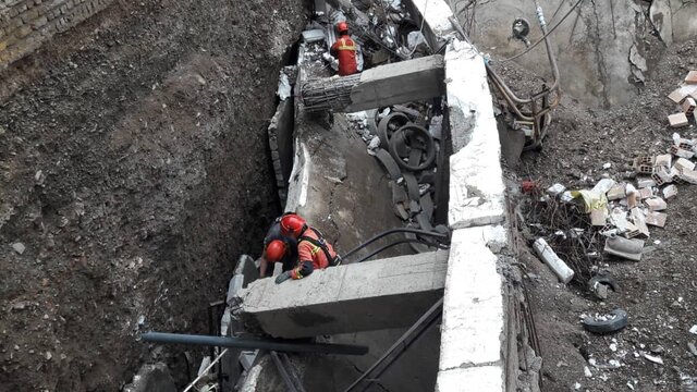 حبس دو کارگر در چاه ساختمان در حال ساخت