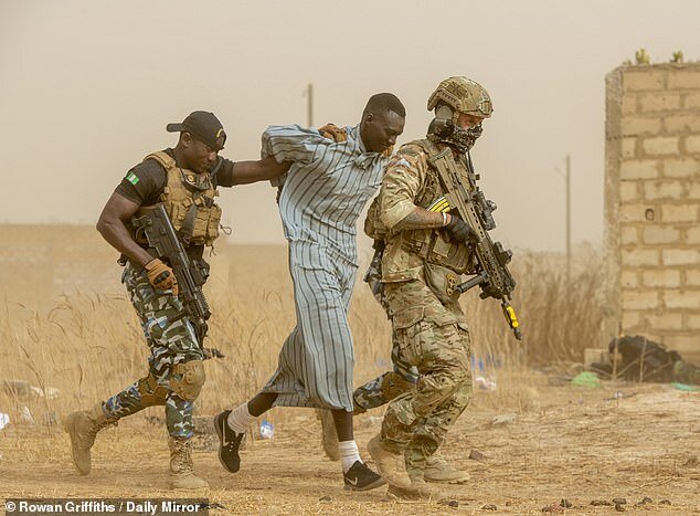سربازان انگلیسی اقدامات ضد تروریسم را در سنگال آموزش می‌دهند
