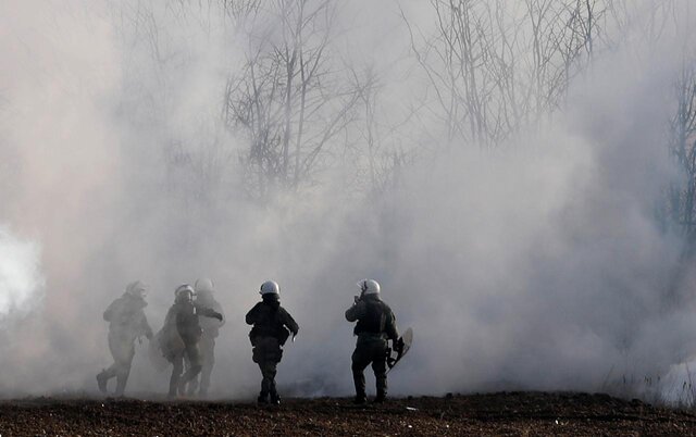 شلیک گاز اشک آور از طرف ترکیه به سمت گارد مرزی یونان