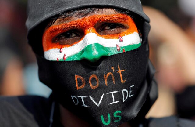 اوتارپرادش هند بیلبوردهای هویت معترضان ضددولتی را جمع نمی‌کند