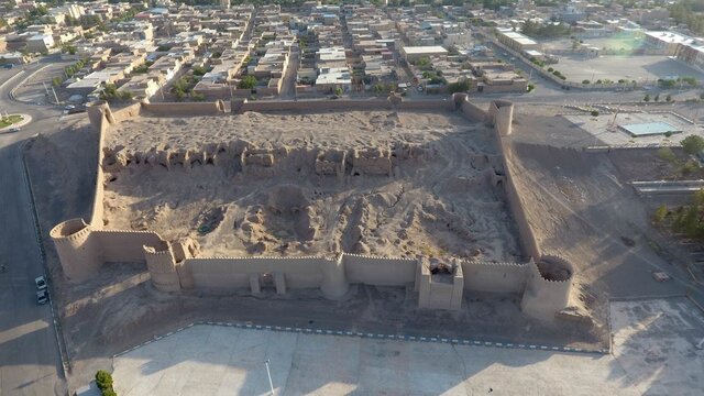 باستان‌شناسان در «ارگ انار»/قلعه ساسانی بین ماندن و تخریب