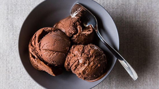 طرز تهیه‌ی بستنی شکلاتی؛ در خانه دست‌به‌کار شوید