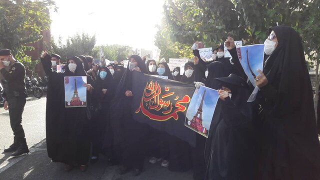 تجمع اعتراضی شهروندان تهرانی در برابر سفارت فرانسه