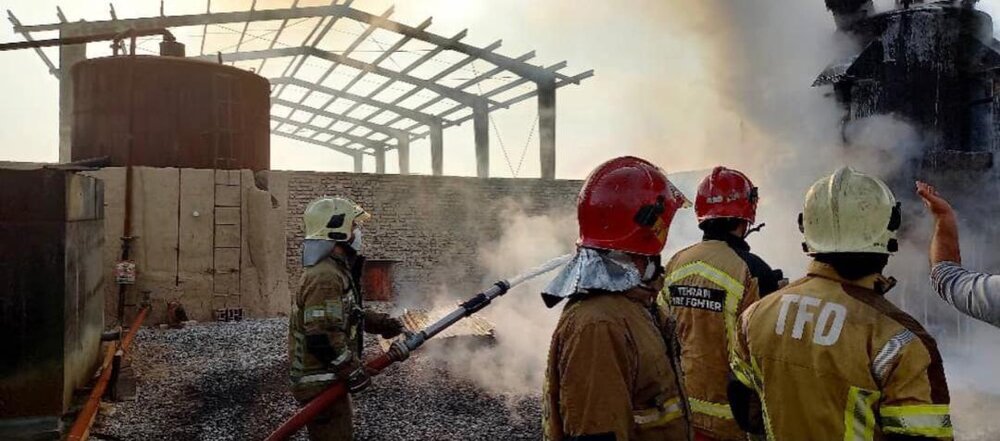 وقوع حریق در کارگاه تولید مواد نفتی در شهرک عشق آباد 