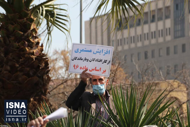 ویدئو / تجمع بازنشستگان مقابل سازمان برنامه؛ همسان‌سازی در انتظار تصویب مجلس