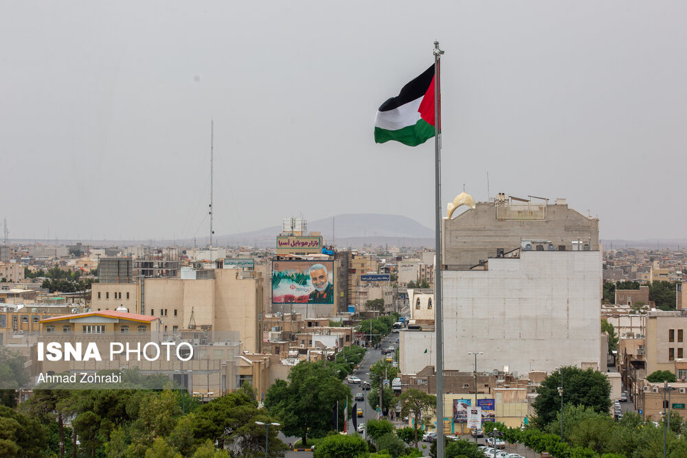 اهتزاز پرچم فلسطین در میدان روح الله قم