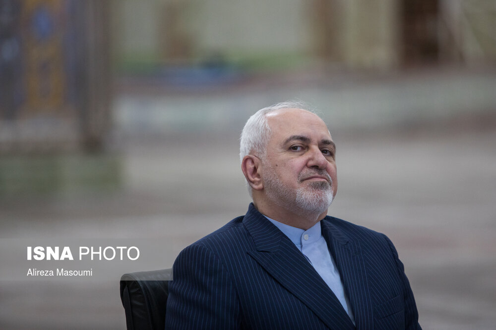 ظریف: ایران سرافراز ایستاده است