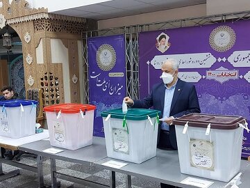 حضور رییس و نماینده ولی فقیه در بنیاد شهید و امور ایثارگران پای صندوق رأی گیری