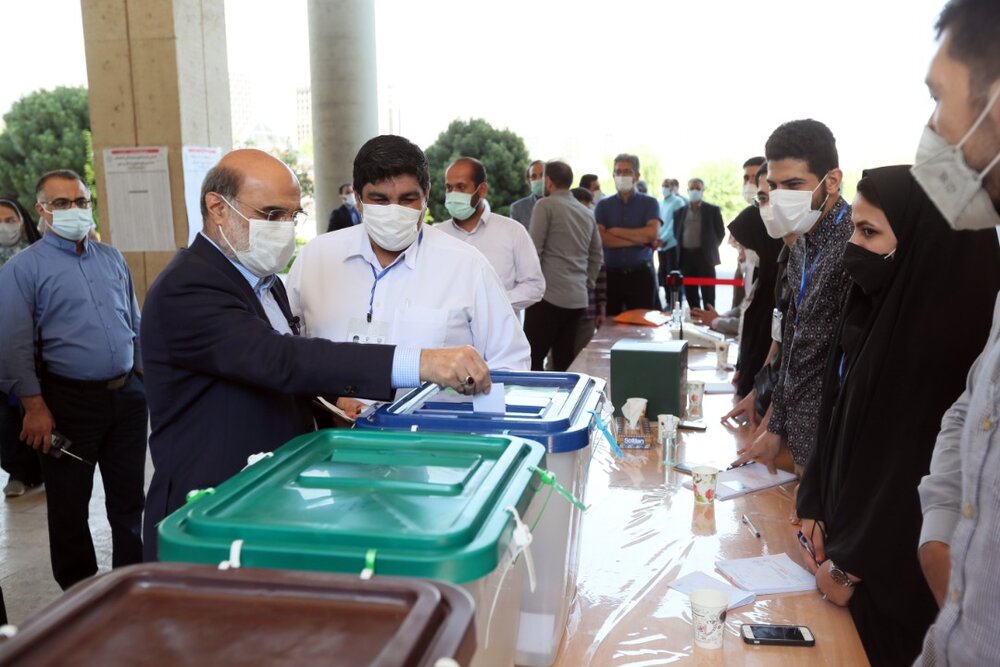 علی عسکری رأی خود را به صندوق سیار صداوسیما انداخت