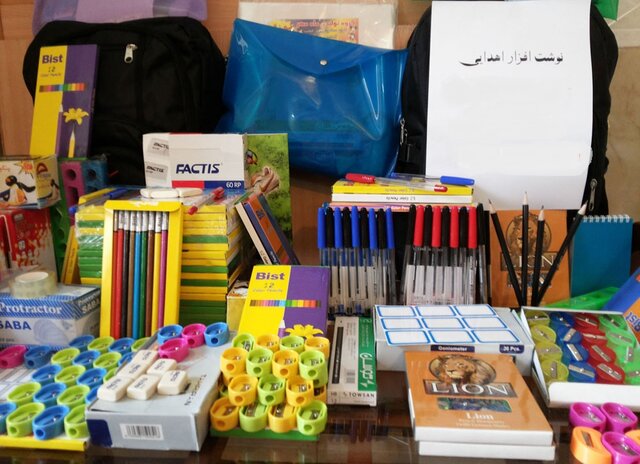 اهدای بسته‌های تحصیلی به دانش‌آموزان محروم خوزستان