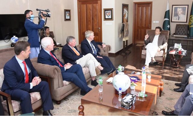 دیدار سناتورهای آمریکایی با عمران خان و رئیس ستاد ارتش پاکستان