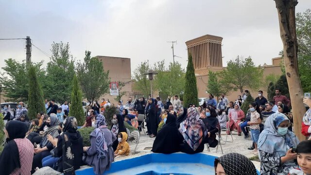 پذیرایی از گردشگران نوروزی یزد با قصه های آذر یزدی