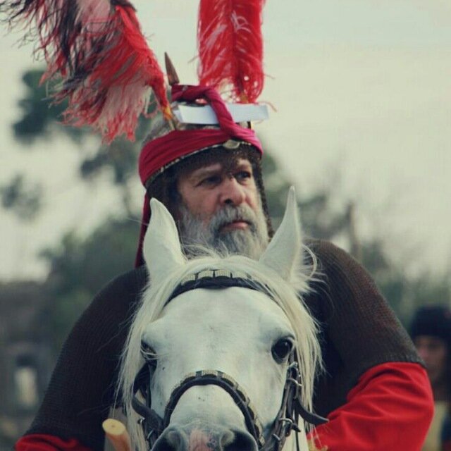 کسی ما را  دعوت به کار نمی‌کند