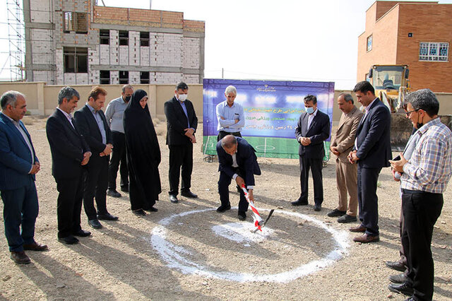 نهضت احداث فضای ورزشی درون‌مدرسه‌ای در سمنان/آغاز ساخت 23 زمین چمن مصنوعی در مدارس استان
