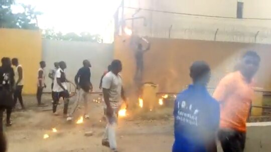 معترضان سفارت فرانسه در بورکینافاسو را محاصره کردند