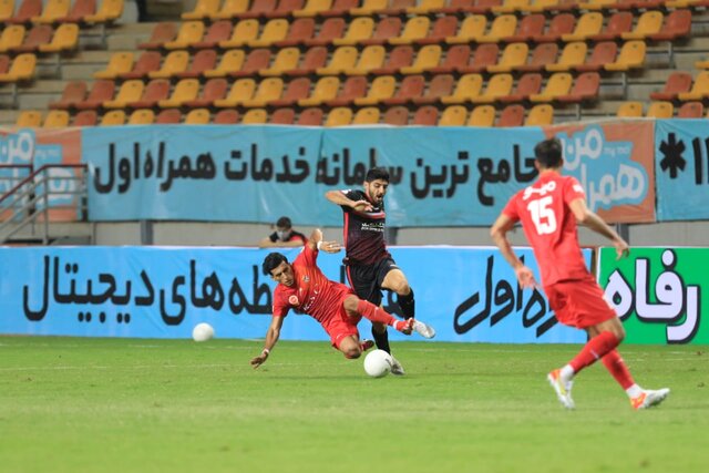فیلم‌ اخراج نکونام و درگیری در پایان مسابقه پرسپولیس و فولاد