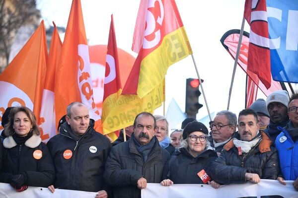 اعتصاب کارگران نیروگاه‌های اتمی فرانسه به خاطر قانون اصلاحات بازنشستگی