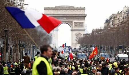 بررسی طرح جنجالی ماکرون به‌رغم اعتراض فرانسوی‌ها ادامه دارد
