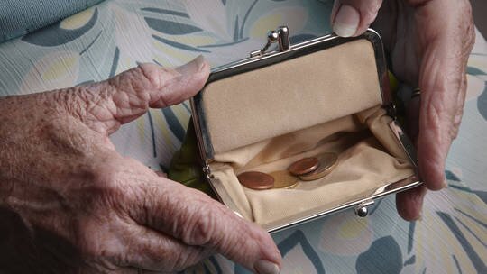 بحران تامین هزینه‌ زندگی در انگلیس؛ سالخوردگان مجبور به ادامه کار هستند