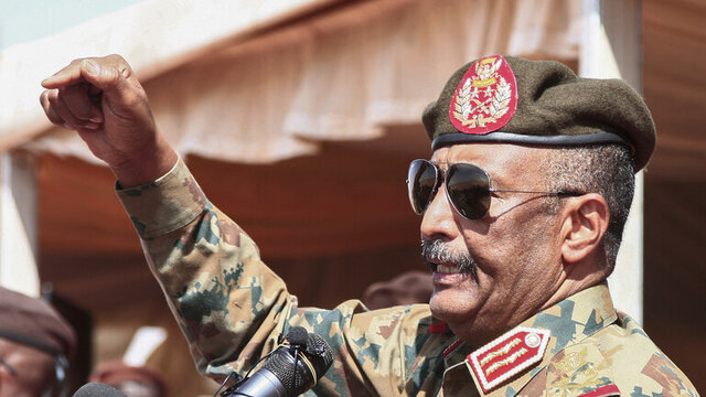 البرهان بر لزوم خروج نیروهای واکنش سریع سودان از نهادهای پزشکی و خدماتی تاکید کرد