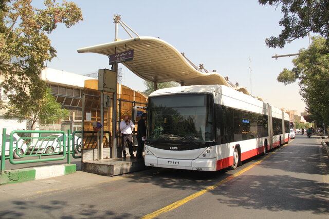تردد اتوبوس‌های ۲۵ متری در خیابان‌های پایتخت/ شهرداری به دنبال خرید ۱۰۰ متروباس پیشرفته