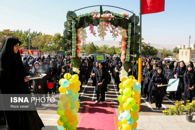 معلمان هدایت‌کننده دانش‌آموزان در گام دوم انقلاب هستند