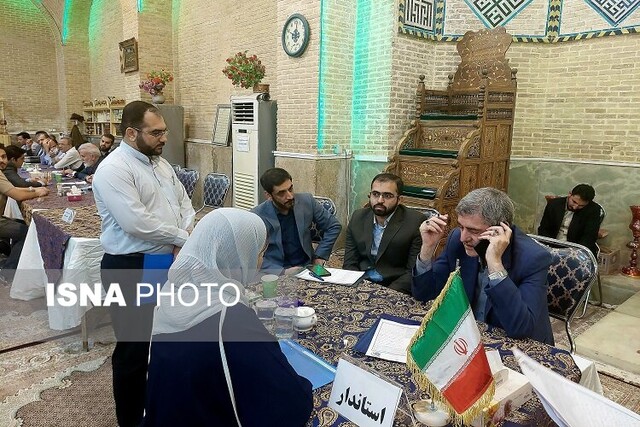 میز خدمت جوانان در مسجد وکیل شیراز برپا شد