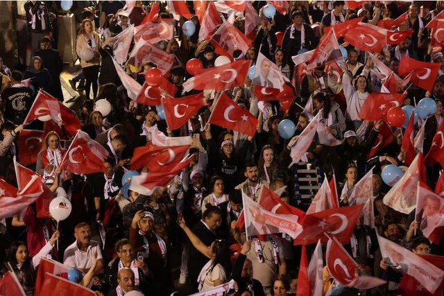 در انتخابات شهرداری‌ها
                                حزب اپوزیسیون جمهوری‌خواه خلق ترکیه حزب حاکم را شکست داد